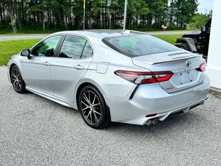 Toyota Camry HYBRIDE SE + TOIT OUVRANT / MAGS 18 / 1 SEUL PROPRIÉTAIRE / WOW 2022 à Thetford Mines, Québec - 6 - w320h240px