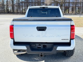 2026 Toyota TACOMA HYBRIDE LIMITED EDITION NOLS SPORT TOILE BOITE / MAGS ET PNEUS HORS ROUTE / LOGO NOIR in Thetford Mines, Quebec - 6 - w320h240px
