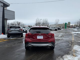 2017  QX30 BASE in Drummondville, Quebec - 4 - w320h240px