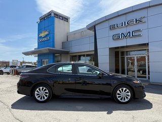 2021 Toyota Camry SE in Drummondville, Quebec - 3 - w320h240px