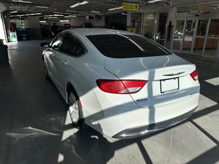 Chrysler 200 Limited 2015 à Cowansville, Québec - 6 - w320h240px