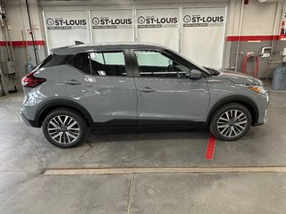 Nissan Kicks Play SV 2025 à Cowansville, Québec - 2 - w320h240px