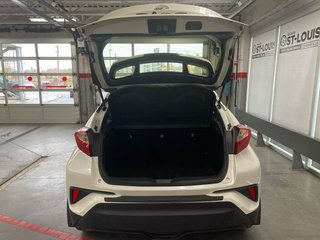 2021 Toyota C-HR XLE Premium in Cowansville, Quebec - 6 - w320h240px