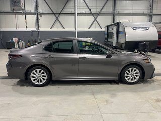 2023  Camry SE AWD in Cowansville, Quebec - 6 - w320h240px