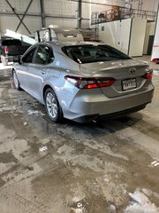 2023  Camry Hybrid LE in Cowansville, Quebec - 4 - w320h240px
