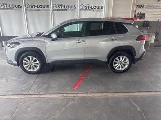 2024 Toyota COROLLA CROSS LE in Cowansville, Quebec - 2 - w320h240px