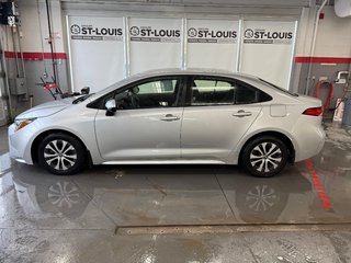 2022 Toyota Corolla Hybrid in Cowansville, Quebec - 2 - w320h240px