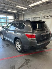 2012 Toyota Highlander LE / 4WD in Cowansville, Quebec - 3 - w320h240px