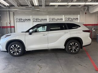 2025 Toyota Highlander XLE AWD in Cowansville, Quebec - 2 - w320h240px