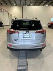 2018  RAV4 LE  A/C - SIEGES CHAUFFANTS - CAMERA - BLUETOOTH in Cowansville, Quebec - 6 - w320h240px