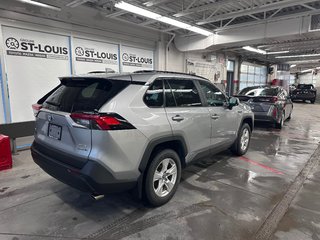 Toyota RAV4 Hybrid HYBRIDE XLE-TOIT OUVRANT-HAYON ÉLECTRIQUE-CAMERA 2020 à Cowansville, Québec - 6 - w320h240px