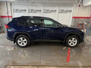 2020 Toyota RAV4 XLE AWD in Cowansville, Quebec - 6 - w320h240px