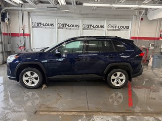 2020 Toyota RAV4 XLE AWD in Cowansville, Quebec - 3 - w320h240px