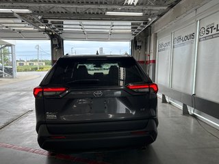 2021 Toyota RAV4 LE in Cowansville, Quebec - 4 - w320h240px