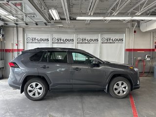 2021 Toyota RAV4 LE in Cowansville, Quebec - 6 - w320h240px