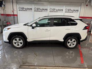 Toyota RAV4 XLE AWD 2021 à Cowansville, Québec - 3 - w320h240px