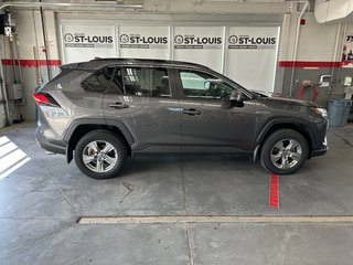 Toyota RAV4 XLE AWD 2022 à Cowansville, Québec - 2 - w320h240px