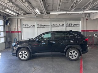 Toyota RAV4 LE AWD 2022 à Cowansville, Québec - 2 - w320h240px