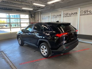 Toyota RAV4 LE AWD 2023 à Cowansville, Québec - 3 - w320h240px