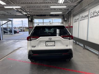 2024  RAV4 XLE AWD-Sièges électrique et chauffants- Hayon Aut in Cowansville, Quebec - 4 - w320h240px