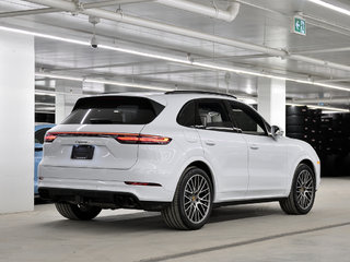 2023  Cayenne Premium Package / Trailer Hitch / Air Suspension in Laval, Quebec - 3 - w320h240px