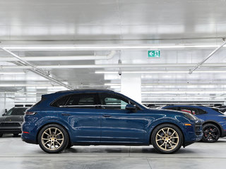2024  Cayenne / Premium Plus Pack / Bose in Laval, Quebec - 2 - w320h240px