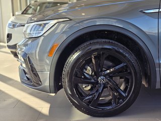 2023  Tiguan Comfortline R-Line Black Edition PANO | CARPLAY in Laval, Quebec - 5 - w320h240px