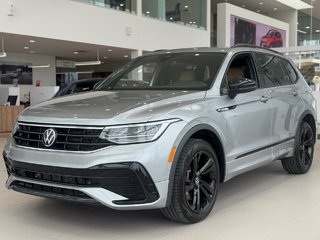 Volkswagen Tiguan Comfortline R-Line Black Edition DÉMARREUR | TOIT PANO +++ 2023 à Laval, Québec - 3 - w320h240px