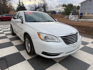 2013 Chrysler 200 LX LX, keyless entry, remote start, chrome wheels in COLDBROOK, Nova Scotia - 3 - w320h240px