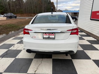 2013 Chrysler 200 LX LX, keyless entry, remote start, chrome wheels in COLDBROOK, Nova Scotia - 5 - w320h240px