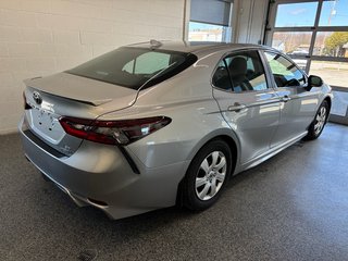 2022 Toyota Camry Hybrid SE in Magog, Quebec - 3 - w320h240px