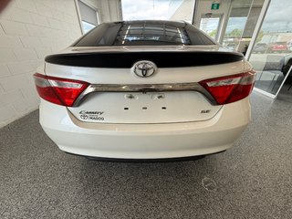 2015 Toyota Camry SE in Magog, Quebec - 4 - w320h240px