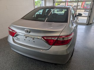 Toyota Camry LE, A/C, 2017 à Magog, Québec - 4 - w320h240px