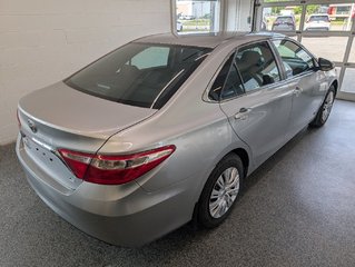 Toyota Camry LE, A/C, 2017 à Magog, Québec - 3 - w320h240px