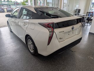 2017 Toyota Prius in Magog, Quebec - 4 - w320h240px