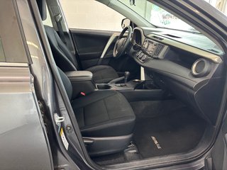 2015 Toyota RAV4 LE in Magog, Quebec - 6 - w320h240px