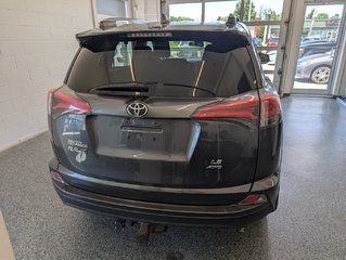 Toyota RAV4 LE AWD, 2018 à Magog, Québec - 4 - w320h240px