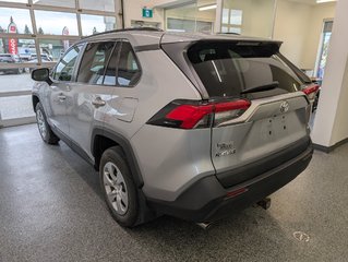 Toyota RAV4 LE AWD, 2021 à Magog, Québec - 5 - w320h240px