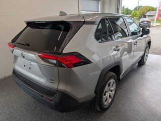 Toyota RAV4 LE AWD, 2024 à Magog, Québec - 5 - w320h240px
