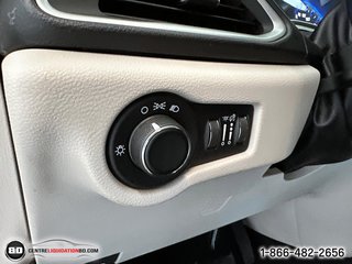 2017 Chrysler Pacifica in Granby, Quebec - 12 - w320h240px