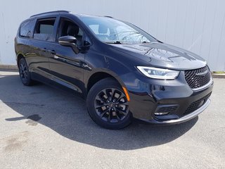 2022 Chrysler Pacifica Touring L | Leather | Cam | USB | Warr to 2028