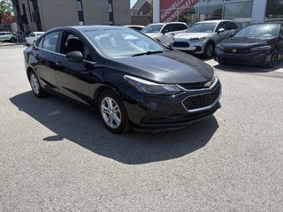 2018 Chevrolet Cruze LT (Manual) CAMERA I BLUETOOTH I MAGS I HEATED SEATS in Montréal, Quebec - 2 - w320h240px