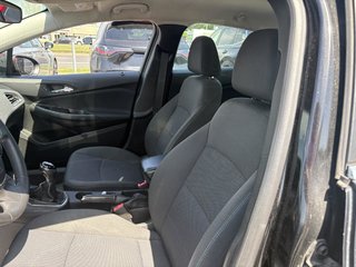 2018 Chevrolet Cruze LT (Manual) CAMERA I BLUETOOTH I MAGS I HEATED SEATS in Montréal, Quebec - 4 - w320h240px