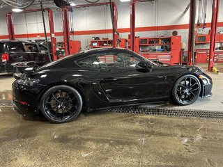 2022 Porsche 718 Cayman GT4 coupé 22 000 KM - 1 PROPRIO - CPO PORSCHE in Montréal, Quebec - 4 - w320h240px