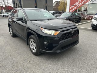 2021 Toyota RAV4 XLE AWD I SUNROOF I MAGS I HEATED SEATS AND STEERING WHEEL I CARPLAY I ACTIVE SECURITY in Montréal, Quebec - 2 - w320h240px