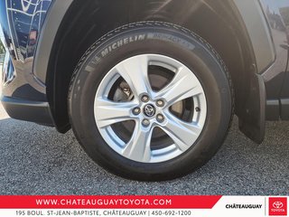 2019  RAV4 XLE AWD in Châteauguay, Quebec - 6 - w320h240px
