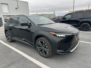 2023  BZ4X XLE TECH AWD Mags Toit Vitré Sièges Chauffants Cam in Cowansville, Quebec - 2 - w320h240px