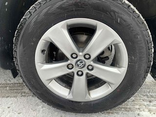 Toyota RAV4 XLE, JAMAIS ACCIDENTÉ, TOIT, AWD, PNEUS D'HIVER 2015 à Mirabel, Québec - 4 - w320h240px