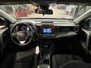 2017  RAV4 XLE, AWD, TOIT, SIÈGES CHAUFFANTS, MAGS in Mirabel, Quebec - 4 - w320h240px