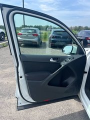 2017 Volkswagen Tiguan Trendline, JAMAIS ACCIDENTÉ, 8 PNEUS, MAGS in Mirabel, Quebec - 6 - w320h240px